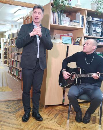 Поздравление друзей и читателей библиотеки
Вадим Ситников (слева) ,Максим Чекашкин (справа)
